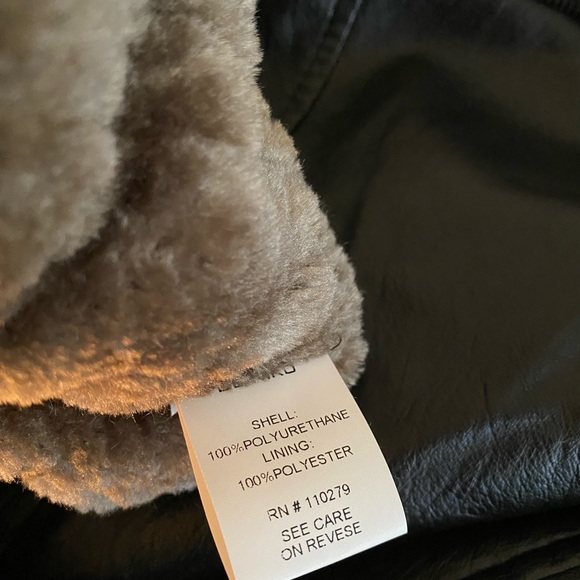 Vegan Leather jacket in black. Men’s jacket fits like an XL 🤥runs small!! - Picture 4 of 7